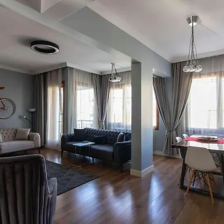 アパート Exclusive Vibrant 3br Duplex W Terrace In Kadikoey!